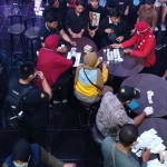 BNN Kota Surabaya saat melakukan tes urine Diskotik Meduza dan Vertique, Minggu (3/12/2023).