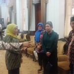 Ketua DPW Partai NasDem Jatim, Sri Sajekti Sudjunadi memperkenalkan anggota Fraksi NasDem periode 2019-2024 kepada Gubernur Jatim, Khofifah Indar Parawansa di Gedung Negara Grahadi. foto: DIDI ROSADI/ BANGSAONLINE