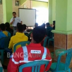 Warga saat menerima materi safety riding dari JOB PPEJ. foto: SUWANDI/ BANGSAONLINE