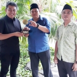 Mas Iin (paling kiri) saat menerima penghargaan Tokoh Muda Nahdliyin Inspiratif 2020. foto: istimewa