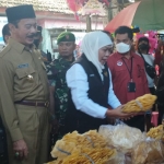 Saat Gubernur Khofifah blusukan ke Pasar Kolpajung Pamekasan.