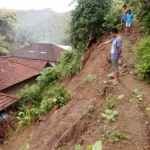 Kondisi rumah yang tertimpa tanah longsor.