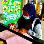 Pemilik BB mengisi formulir SAEAMPUH. Usai mengisi formulir, Seksi pengelola BB menyerahkan motor ke pemiliknya. foto: Dok./ Bambang/ BANGSAONLINE.com