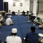 Santri dan kader Partai NasDem menggelar Khataman Alquran dan pembacaan salawat nariyah. Kegiatan ini sekaligus untuk memohon keselamatan dari virus Corona. foto : ist.