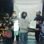 Heri Deka bersama perwakilan ARPLH Kediri saat menyerahkan draf usulan Raperda tentang Pengelolaan dan Perlindungan Mata Air kepada Wakil Ketua Komisi 1 DPRD Kabupaten Kediri, Drs. Lutfi Mahmudiono (kanan). foto: MUJI HARJITA/ BANGSAONLINE.COM