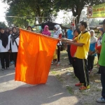 Suasana jalan sehat di UPT Pendidikan Cerme. foto: SYUHUD/ BANGSAONLINE