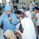 Khofifah memilih beberapa anak untuk maju ke depan dan membacakan surat Al-Qadr, serta memberikan hadiah berupa Al-Quran.