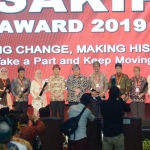Bupati Bangkalan Abdul Latif Imron (empat dari kanan) saat menerima penghargaan SAKIP Award 2019 bersama sejumlah kepala daerah lain di Nusa Dua Bali, Senin (27/1/2020).
