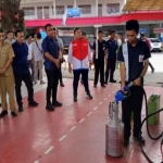 Bensin diambil untuk dilakukan pengetesan gasoline
