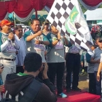 Bupati Pasuruan Irsyad Yusuf saat memberangkatkan peserta gowes.