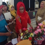 Peserta Boegenvile Pulorejo yang berdandan ala hula-hula ketika mendedikasikan karya indahnya dalam lomba produk daur ulang. foto: yudi eko purnomo/ bangsaonline