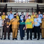 Bupati Gresik, Fandi Akhmad Yani, bersama Direktur Utama PT Petrokimia Gresik, Dwi Satriyo Annurogo, dan Kepala Kejaksaan Tinggi Jawa Timur, Mia Amiati, usai MoU. Foto: SYUHUD/BANGSAONLINE