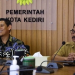 Wali Kota Kediri, Abdullah Abu Bakar (kiri), dan Kepala Diskominfo Kota Kediri, Apip Permana. Foto: Ist