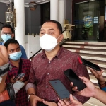 Wali Kota Surabaya Eri Cahyadi saat memberikan keterangan kepada awak media. foto: YUDI A/ BANGSAONLINE