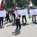 Puluhan massa saat demo di depan Kejari Jombang. (foto: ist).
