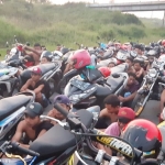 Para peserta balap liar yang diciduk digelandang ke Mapolresta Sidoarjo.