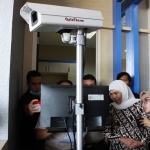 Gubernur Jatim Khofifah memantau suhu tubuh penumpang yang terekam oleh Body Thermal Scanner melalui monitor.