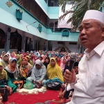 Dr KH Asep Saifuddin Chalim, MA saat menyampaikan taushiyah dalam acara Halal Bihalal Muslimat NU se-Kota Surabaya di Pondok Pesantren Amanatul Ummah Jalan Siwalankerto Surabaya, Ahad pagi (15/7/2018). Foto: bangsaonline.com