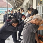 Petugas Rutan saat menggeledah salah satu blok warga binaan