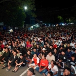 Warga Kediri saat Nobar Timnas Indonesia melawan China yang digelar di depan Kantor Dinas Perhubungan Kabupaten Kediri, Kamis (5/6/2025) malam. Foto: Ist. 