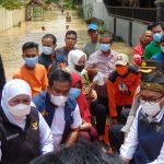 Gubernur Jawa Timur Khofifah Indar Parawansa saat mengunjungi korban terdampak banjir di Kabupaten Pamekasan, Madura. 