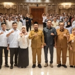 Bupati Gresik Fandi Akhmad Yani didampingi sejumlah pejabat bersama peserta pembinaan dan peningkatan kapasitas Satuan Pelayanan Pemenuhan Gizi. foto: ist.