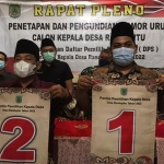 Bakal calon kepala desa di Kabupaten Pasuruan saat menunjukkan nomor urut.