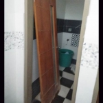 Kondisi pintu kamar mandi di gedung Pemkab Lamongan yang dibiarkan rusak.