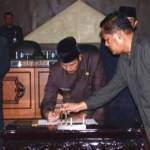 Disaksikan wakil Bupati Kusen Andalas dan Ketua DPRD Thoif Zamroni, Bupati MZA Djalal sedang menandatangani draft Raperda RTRW. foto: Yudi/BangsaOnline