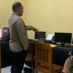 Kapolres Ngawi AKBP Dwiasi Wiyatputera saat mengecek ruangan yang usai direnovasi.