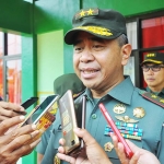 Pangdam V/Brawijaya Mayjen TNI Arif Rahman saat diwawancarai awak media.