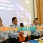 Kabid Intelijen dan Penindakan, Kanwil Kemenkumham Jawa Timur, Junaedi (nomor 2 dari kiri), dan Kepala Kantor Imigrasi Kediri, Erdiansyah (nomor 3 dari kiri), saat menunjukkan barang bukti dan tersangka REP. Foto: MUJI HARJITA/BANGSAONLINE