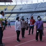 Wali Kota Risma bersama jajarannya meninjau progres renovasi Stadion Gelora Bung Tomo (GBT), Rabu (11/11/2020) sore. (foto: ist)