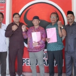 Mujid Riduan dan Noto Utomo  menerima pengambilan formulir Ruspandi dan Agus Mualif. foto: SYUHUD/ BANGSAONLINE