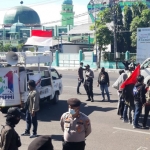 Massa GETOL (Gerakan Tolak Omnimbus Law) saat meluruk Kantor Gubernur Jatim di Jalan Pahlawan, Kota Surabaya, Kamis (24/9/2020). 