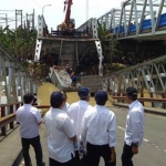 Proses evakuasi truk yang terperosok akibat putusnya jembatan Widang - Babat.
