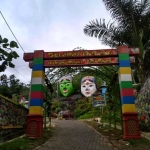 Masuk desa, langsung disapa topeng. foto: Retno A W/BANGSAONLINE