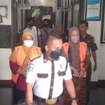 Kedua pelaku, Wiwik Sulistiyani (57) bersama dengan rekannya, Siti Masriatun (60), saat menjalani pelimpahan di Kejaksaan Negeri Ngawi. Foto : Ist.