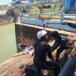 Latihan vertical rescue yang dilakukan FRPB Pamekasan di Dam Samiran