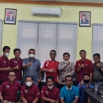 Perwakilan Pendamping PKH Bangkalan foto bersama Ketua DPRD Bangkalan Muhammad Fahad usai audiensi.