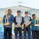 Wabup Hari Wuryanto dan Kepala DPM Joko Lelono bersama kades yang menang lomba gotong royong terbaik tingkat Kabupaten Madiun.