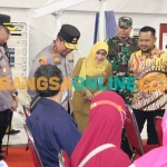 Kapolda Jatim, Irjen Pol Toni Harmanto, saat meninjau pelaksanaan vaksin Booster di gedung WEP Gresik. Foto: SYUHIUD/BANGSAONLINE