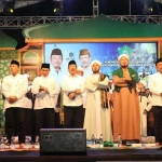 Wabup dan Ketua DPRD Sidoarjo saat hadiri Pemuda Sidoarjo Bersholawat, di Desa Janti Tarik, Jumat (13/7) malam. foto: MUSTAIN/ BANGSAONLINE