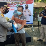 Kapolres Kediri Kota AKBP Wahyudi saat menyerahkan bantuan sembako kepada para pekerja seni di Kota Kediri. foto: ist.