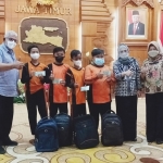 Foto bersama usai penyerahan suvenir peringatan Hari Ulang Tahun (HUT) ke-77 Kemerdekaan RI kepada 4 siswa SDN Kertajaya IV Surabaya. di Gedung Negara Grahadi, Minggu (21/8/2022).