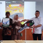 Liana saat mengambil hadiah mobil di Bank Jombang.