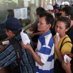 Antre pembelian tiket KA jelang liburan besok.