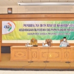 Asisten III Sekda Gresik Tursilowanto Harijogi saat memberikan arahan kepada para pengurus BUMDesma. foto: SYUHUD/ BANGSAONLINE