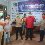 Kapolres Mojokerto Kota AKBP Bogiek Sugiyarto saat meninjau Posko Pengaduan Covid-19 PWI Mojokerto. Harapkan media jadi saluran informasi publik. (foto: YUDI EP/ BANGSAONLINE) 