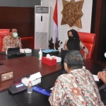 Bupati Ikfina dalam Rakor Percepatan Sertifikasi dan Pengamanan Aset Pemda di Seluruh Wilayah Jawa Timur secara daring. 